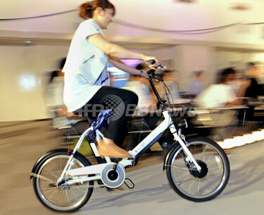 サンヨーの新電動ハイブリッド自転車、折りたたみと軽量タイプの2種