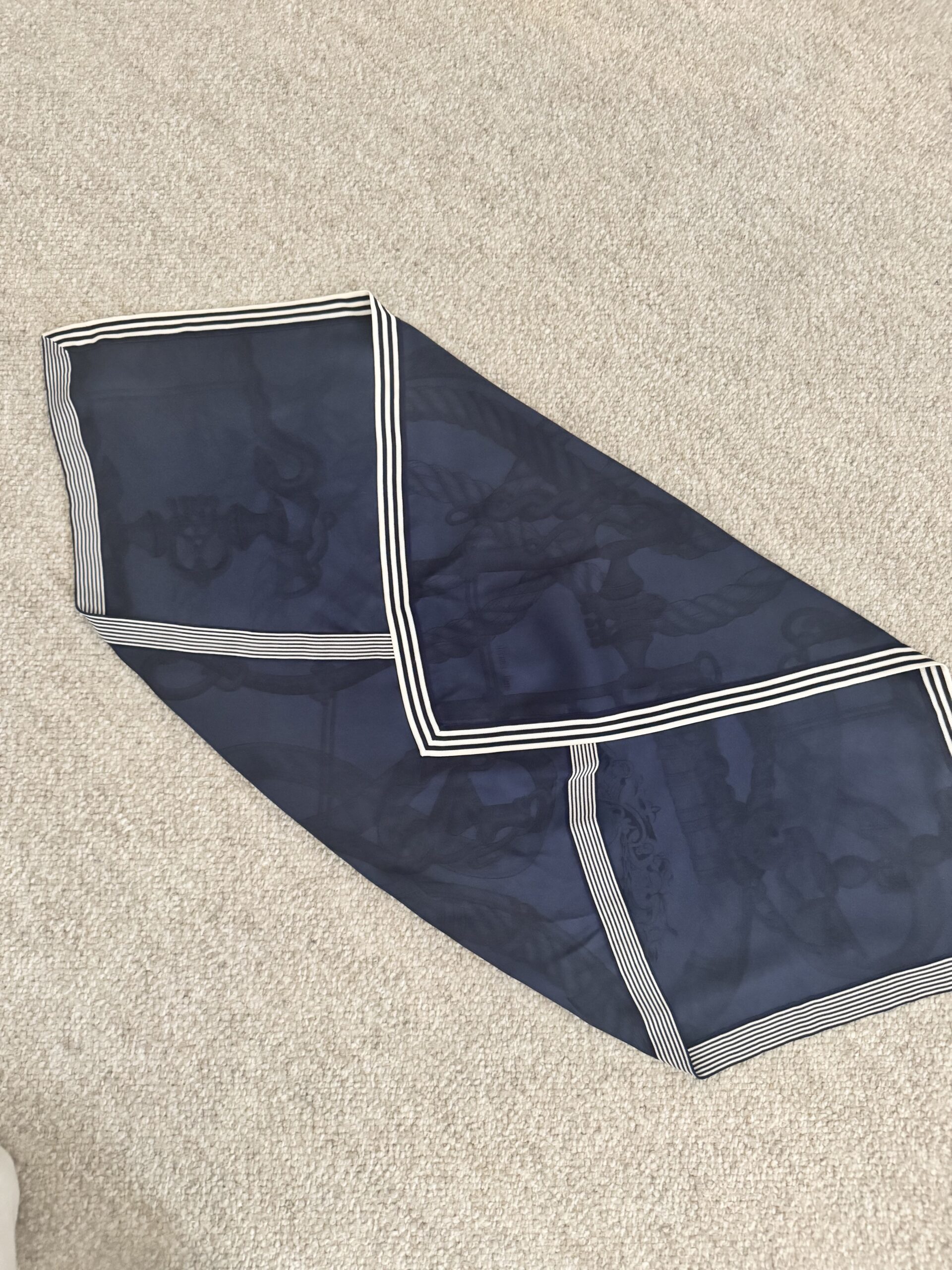 エルメスのカレを、執事風に結ぶとどうなる？｜大草直子の毎日AMARC｜AMARC