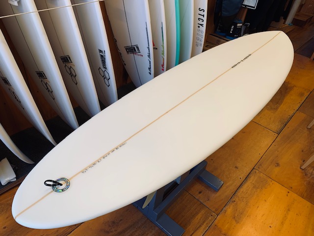 ミッドレングスのNEWボードとフィンセッテイング | サーフィンスクール