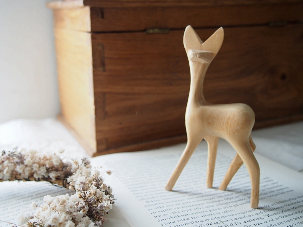 スウェーデン製 木のしかのオブジェ｜無垢材 手彫り 北欧ヴィンテージ