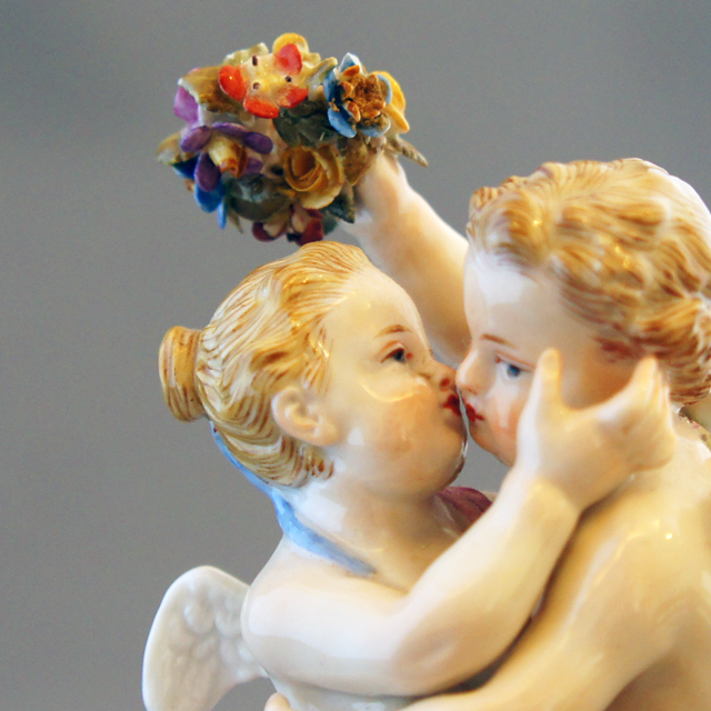 マイセン「天使人形「愛の寓意」- 天使のキス –」《アンティックかとう》