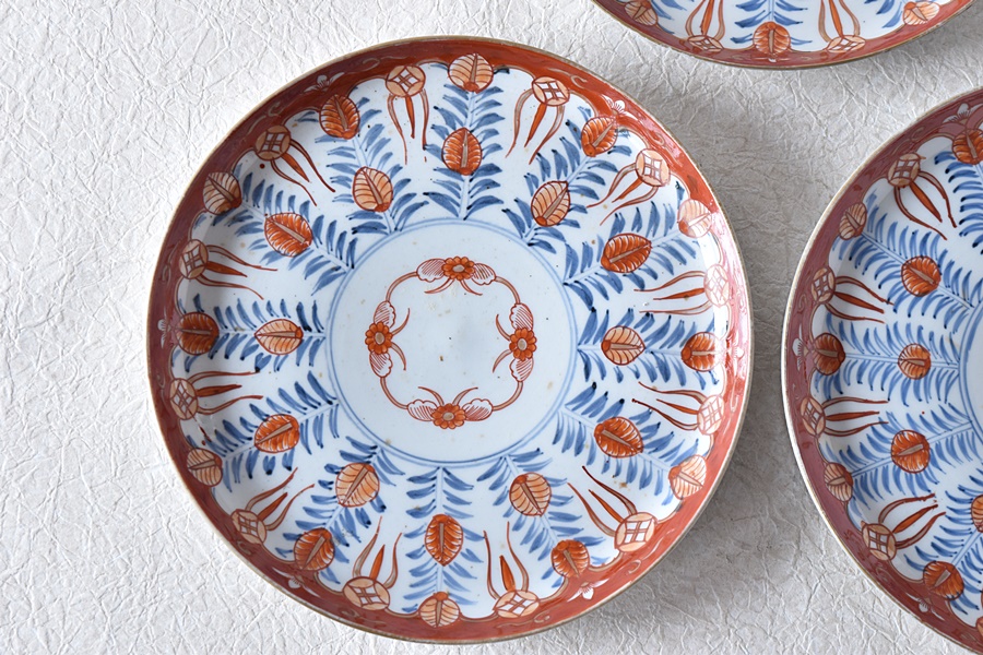 三つ足の古い伊万里焼 浅鉢 色絵 古い伊万里焼 三つ足の古い伊万里焼