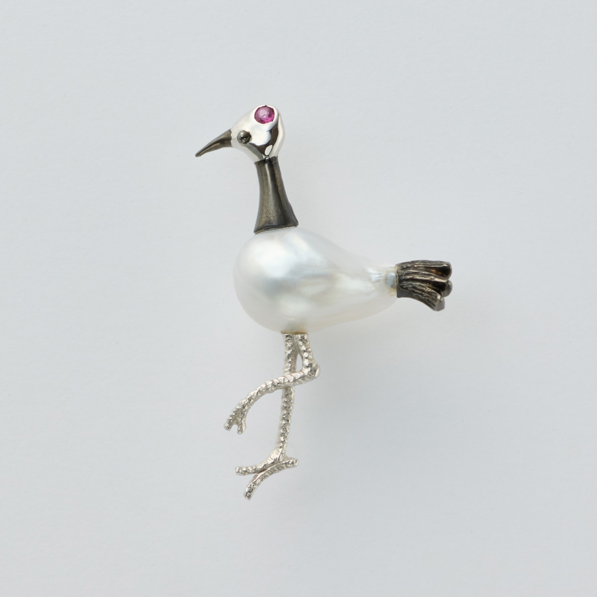 K8WG 白蝶真珠ルビー鶴ブローチ - ブローチ - ASAHI JEWELRY アサヒ