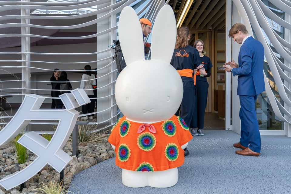 オーブに導かれて水の都の歴史・技術に触れる万博のオランダパビリオン