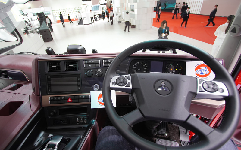 三菱ふそうの新型「スーパーグレート」の“ブラックベルトデザイン