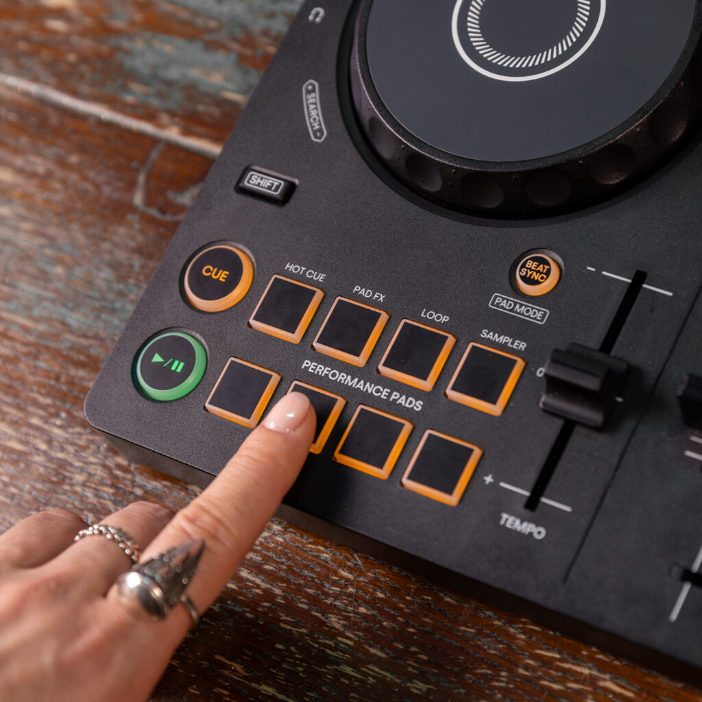 FREE YOUR INNER DJ: DJコントローラー「DDJ-FLX2」が登場 - AlphaTheta