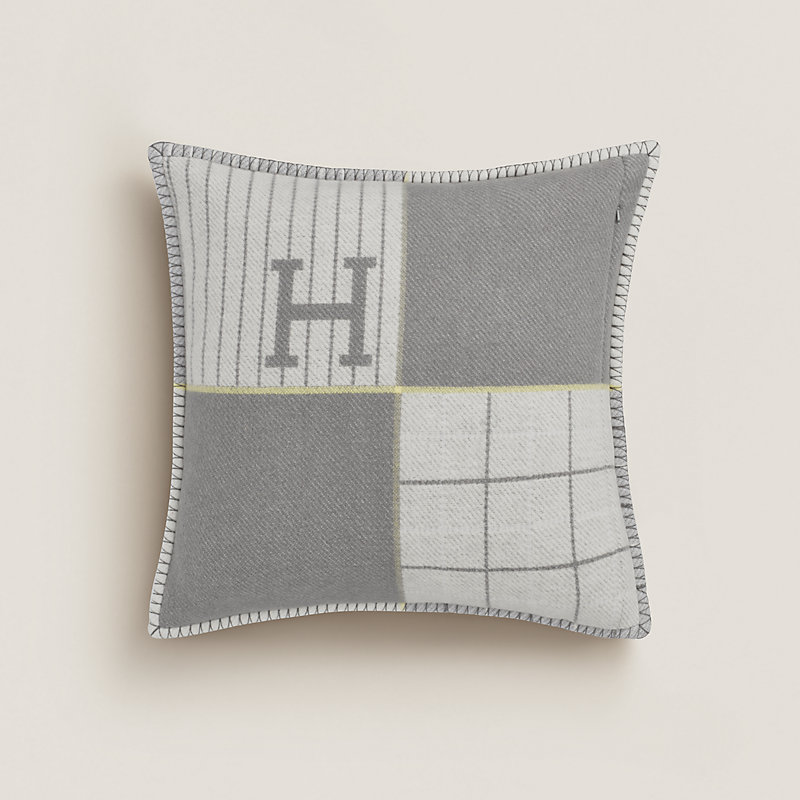 クッション 《アヴァロン・カブリオル》 | Hermès - エルメス-公式サイト