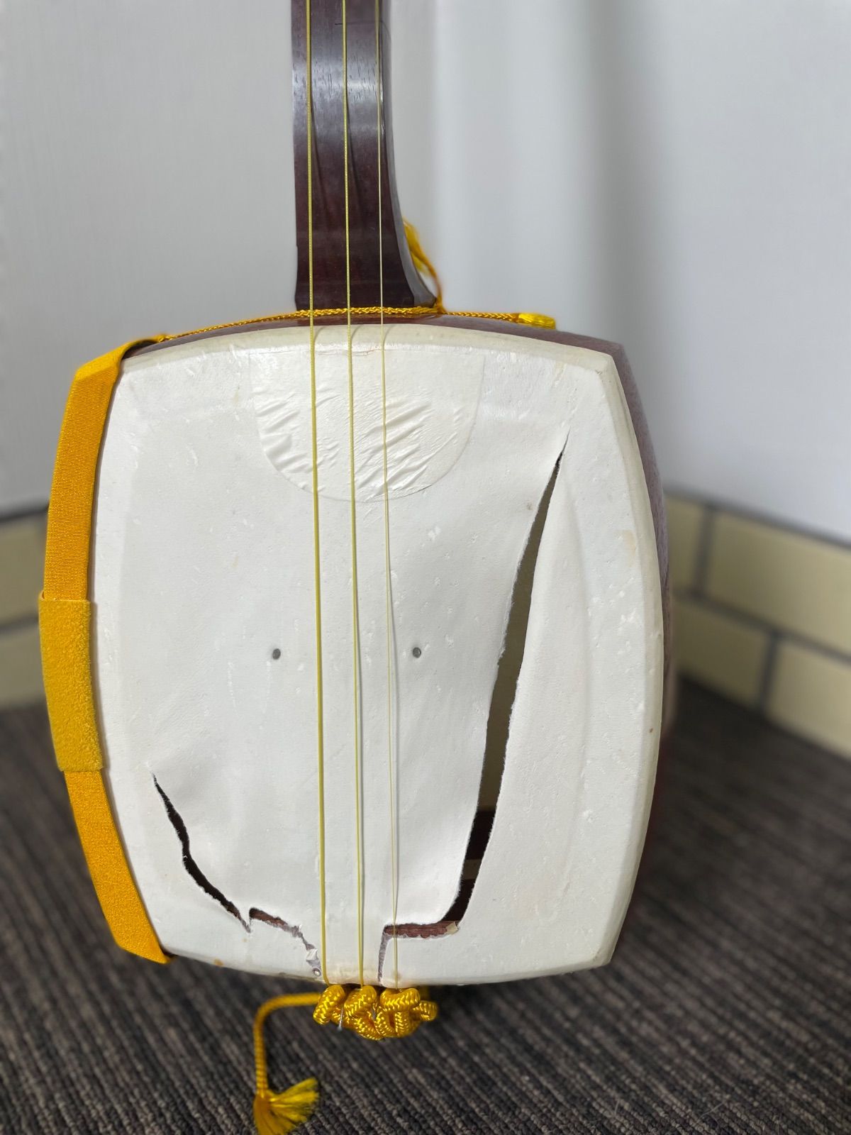 三味線本体 ケース付き 破損あり 三味線本体 バチ、ケース付き 和楽器