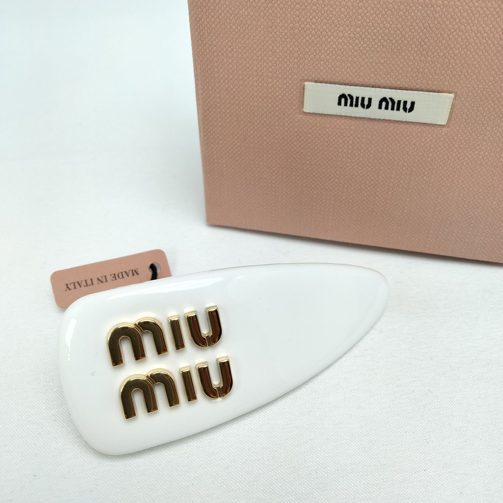 美品✨️miu miu✨️ミュウミュウ パテントレザーヘアクリップ