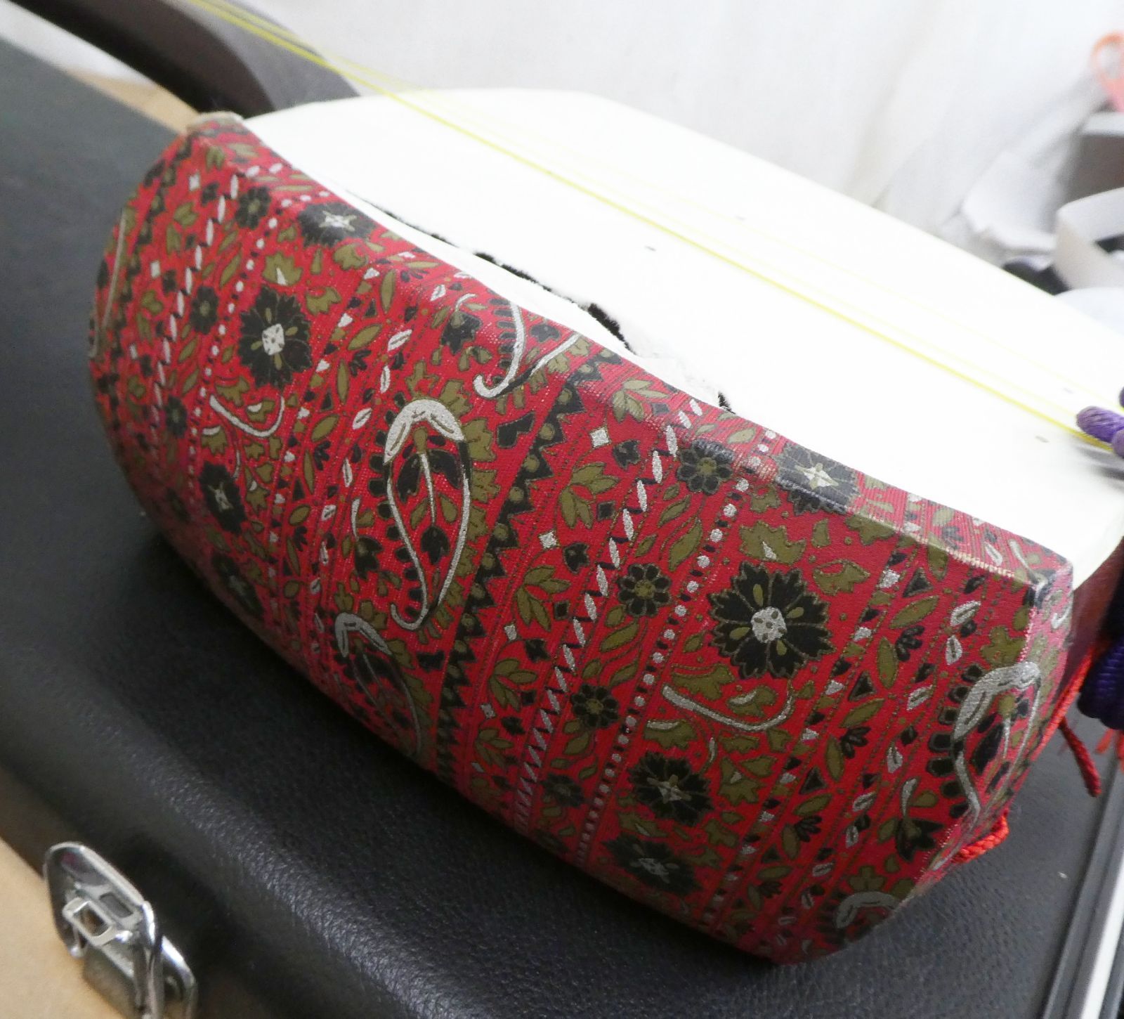 R075【希少】三味線 ハードケース付き 和楽器 中古 破れ、補修有り