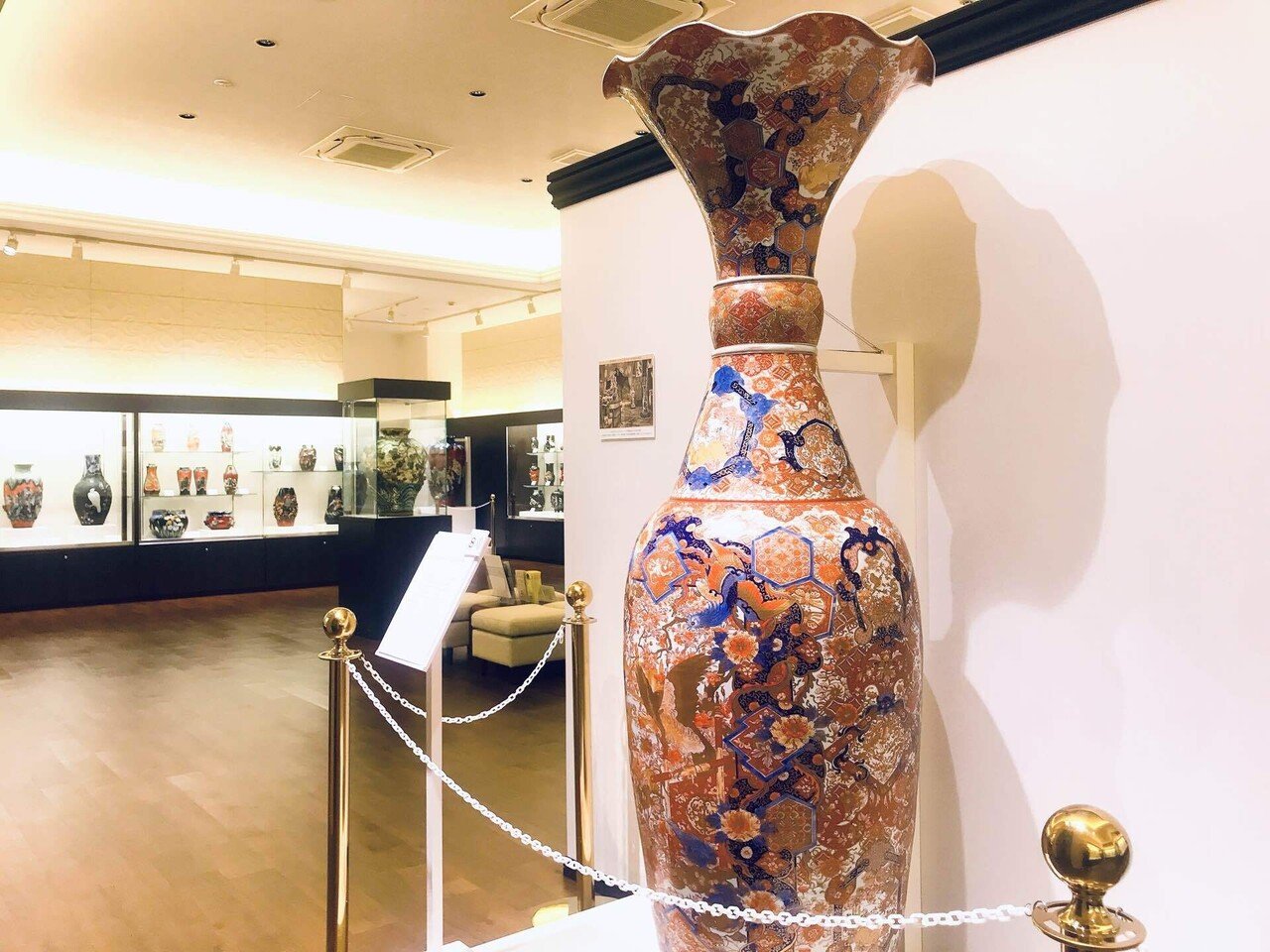西洋人もびっくり！高さ約2メートル、有田焼の大花瓶｜横山美術館