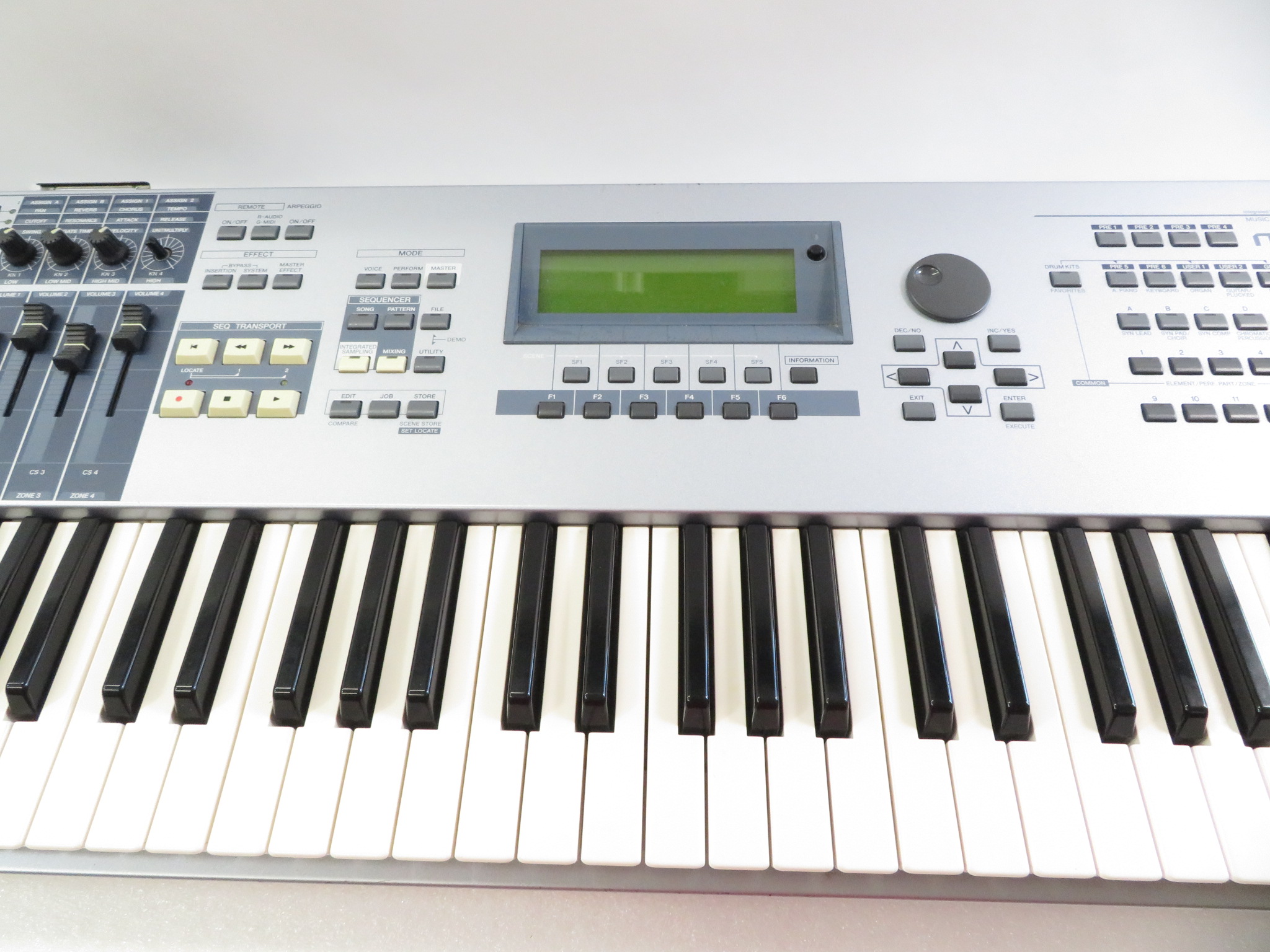 Yamaha MOTIF ES6 61-Key Music Production Synthesizer Keyboard
