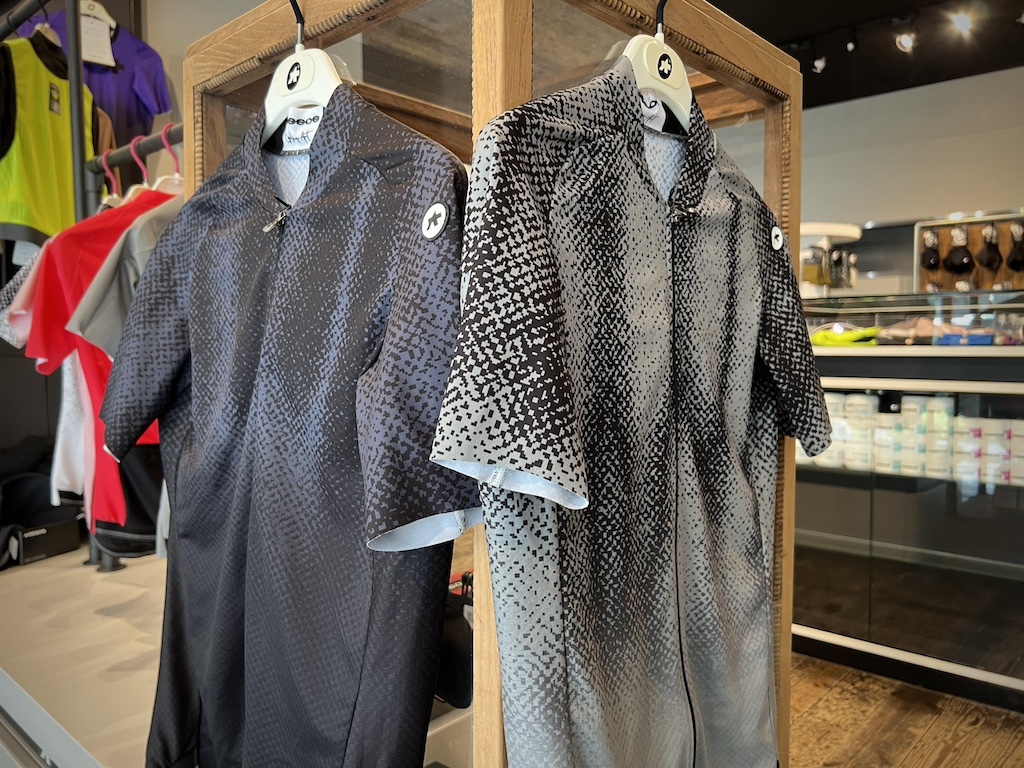 アートデザインあり、ロングスリーブあり、グラベル系あり。2024