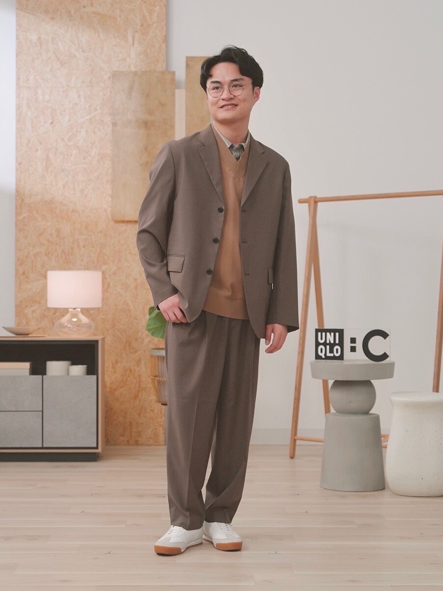 感動ジャケット、スウェードコンビネーションスニーカー」の着用