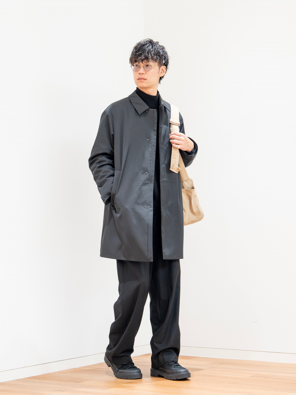 ローゲージハイネックセーター、パフテックハーフコート」の着用