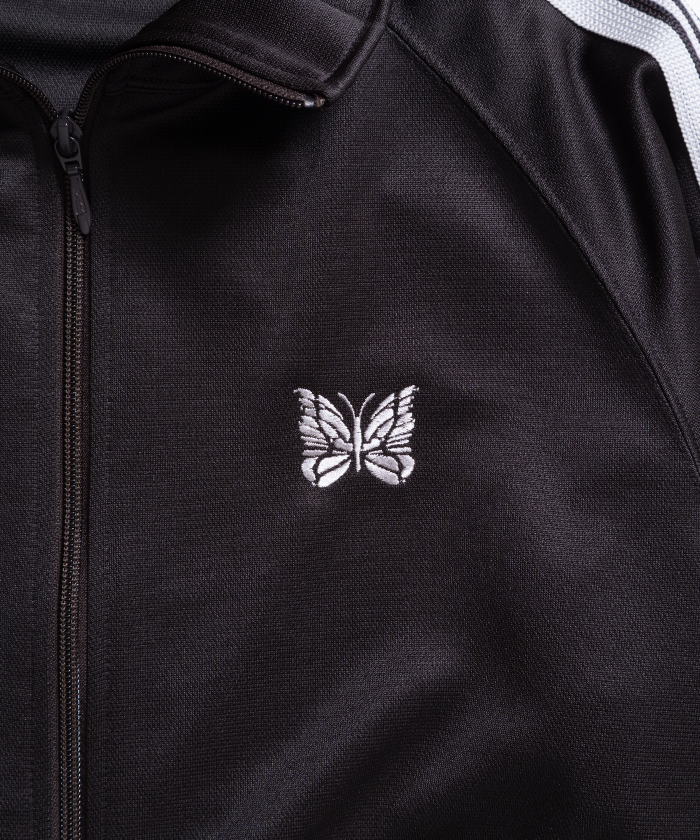 Needles】チャコールが描き出す、静かなるトラックセットアップ