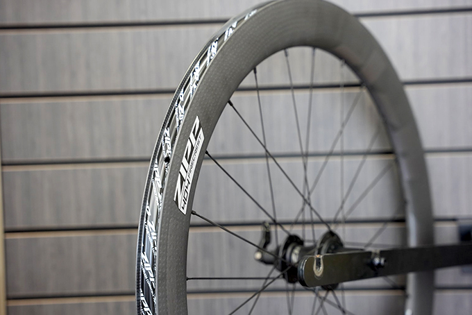 ZIPP 404 FireCrest Tubeless Discブレーキ | トライアスロンのこと