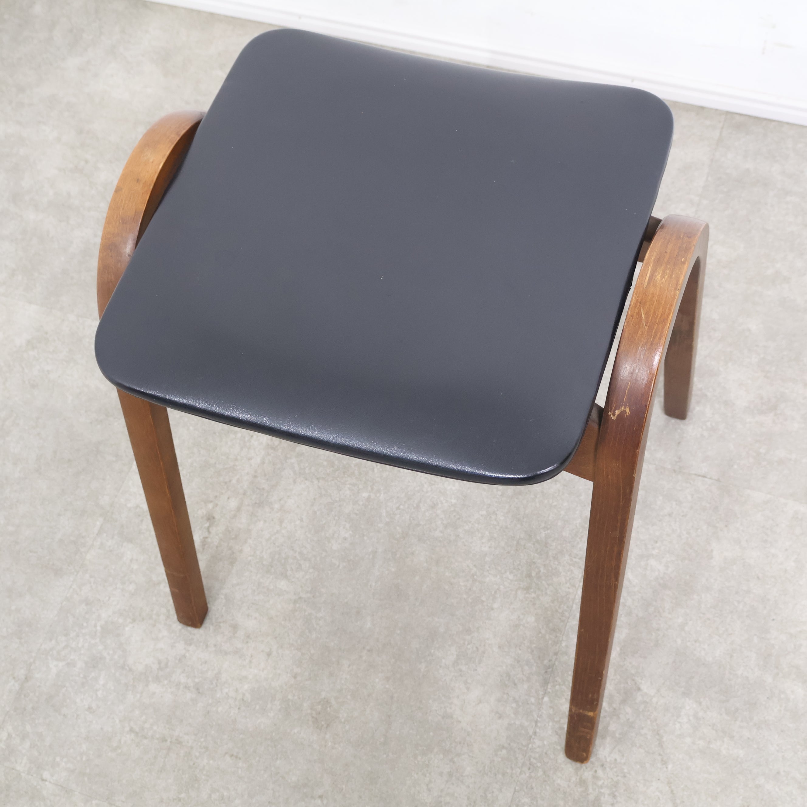 秋田木工「剣持勇」デザインのヴィンテージスツール No.1 – バナル