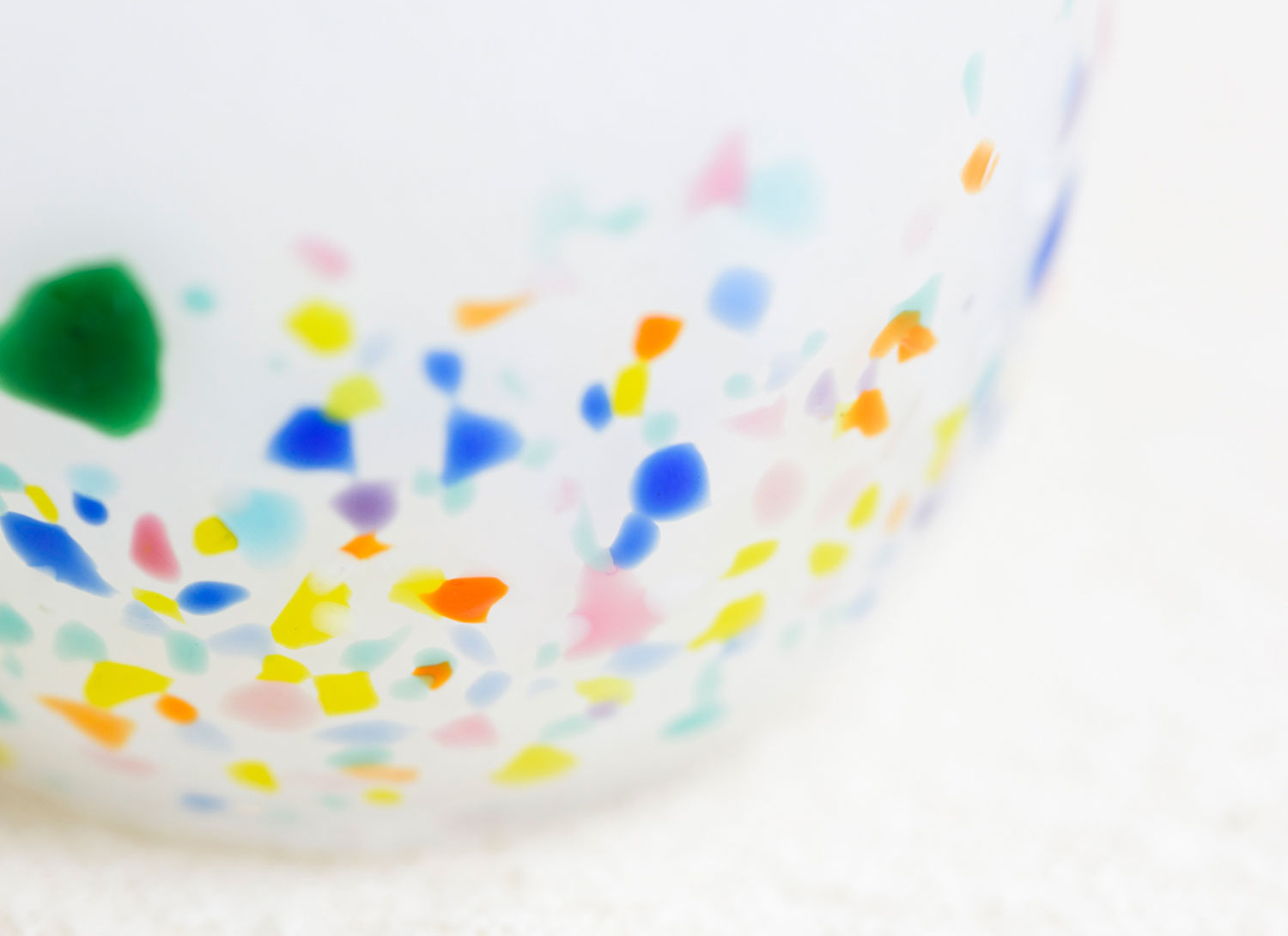 沖縄やんばるの森の麓にある工房より「宙吹き」技法で手作りされた