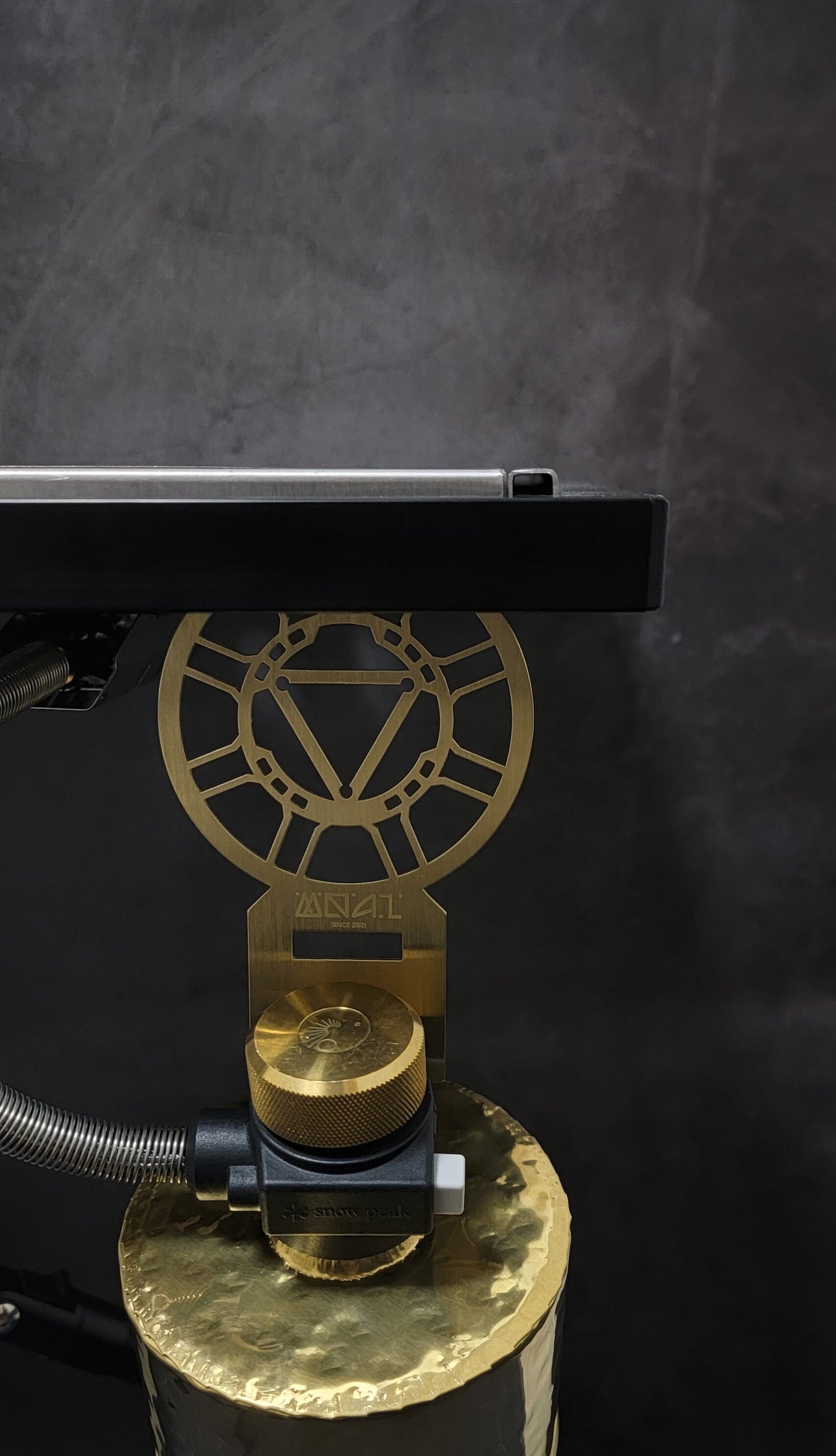 snowpeak フラットバーナー 真鍮製ガス缶ホルダー 丸形タイプ | MOAI