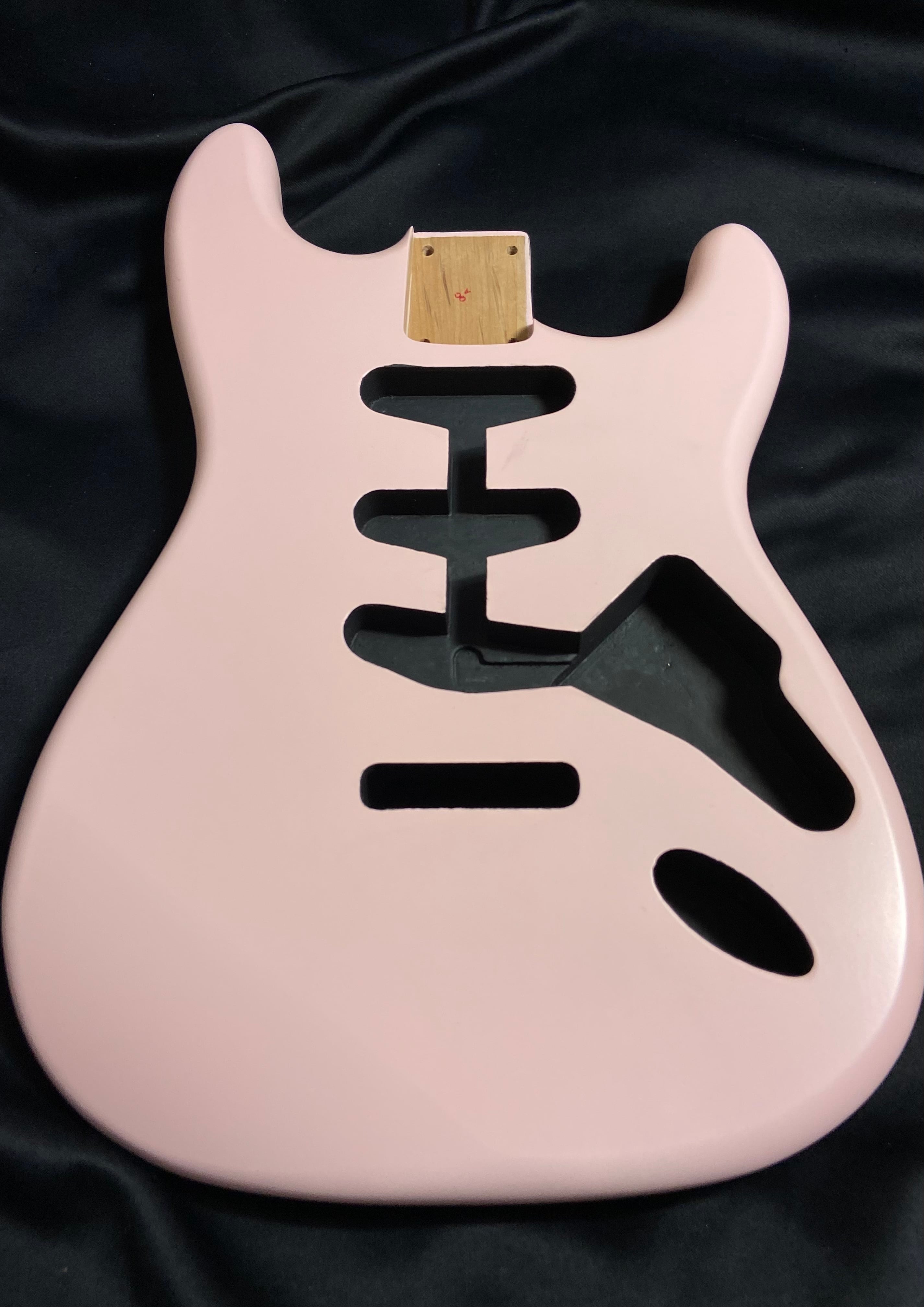 ストラトキャスターボディ（No209）シェルピンク ニトロサテン塗装