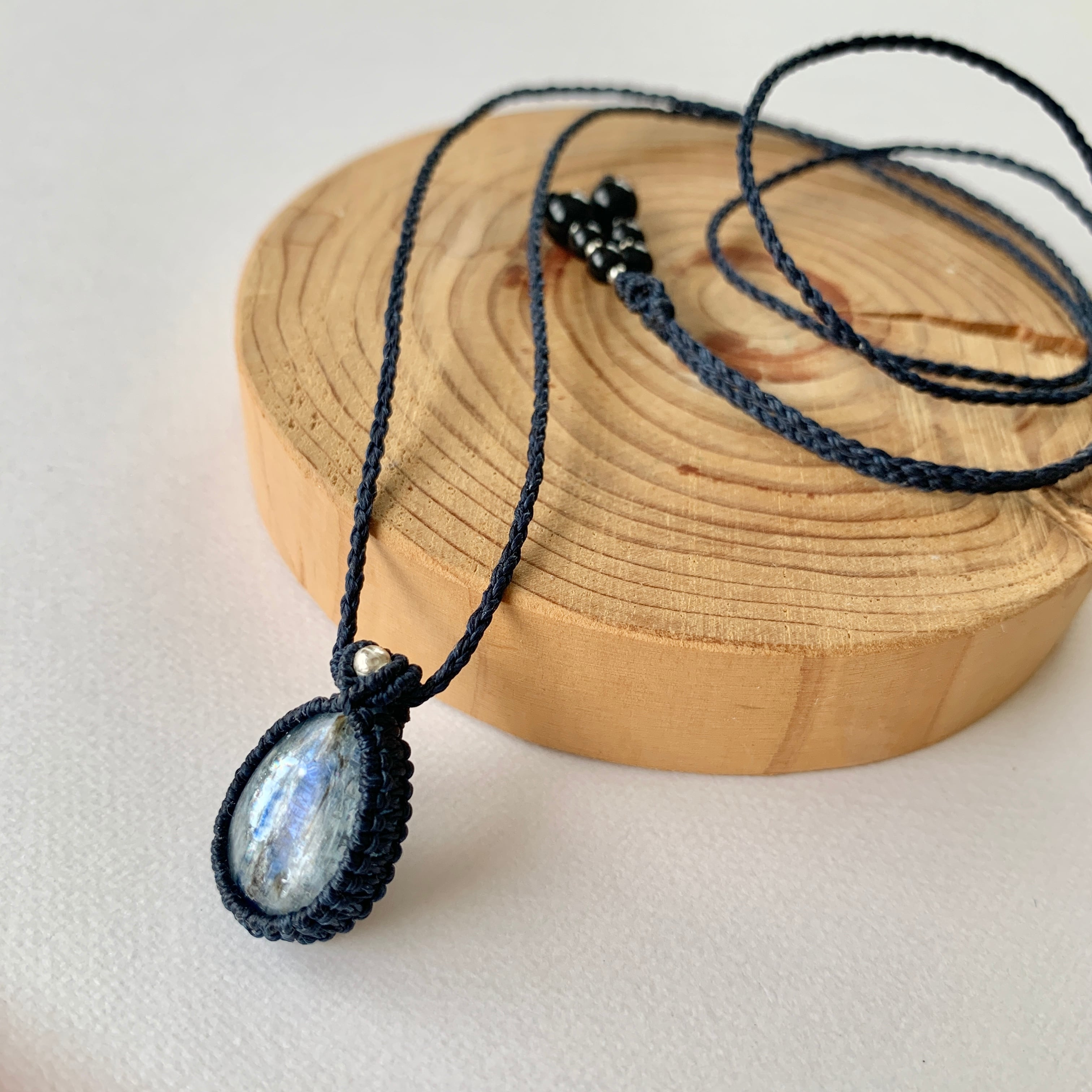 マクラメネックレス カイヤナイト | 糸魚川翡翠・天然石を使った