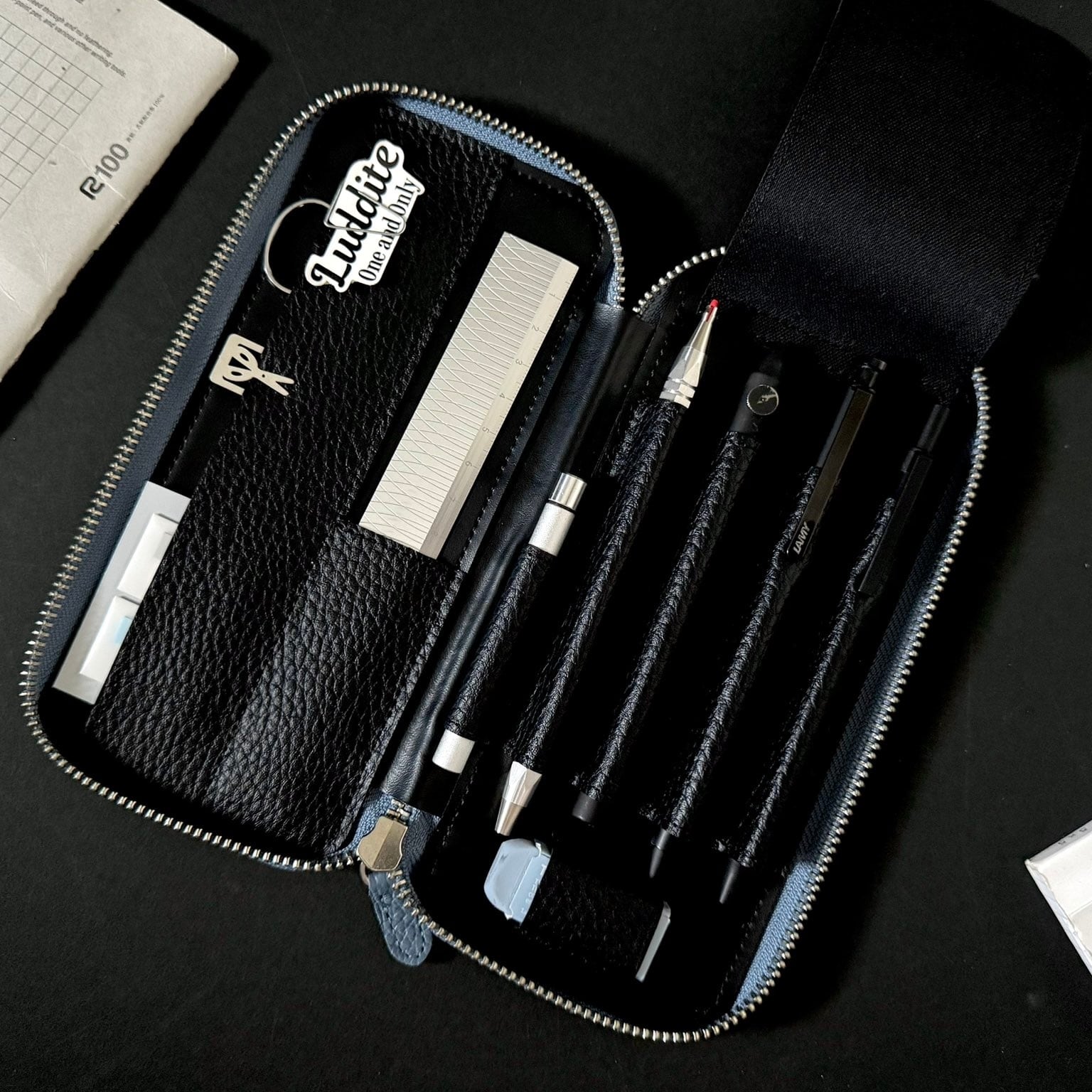 レザーラウンドジップペンケース エッセンシャル ADRIA | Luddite ラダイト