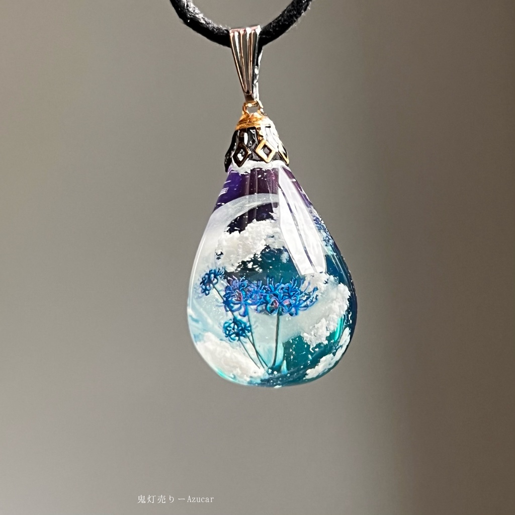 朝焼けに咲く蒼の彼岸花蓄光雲レジンネックレス ドロップ 蓄光三日月