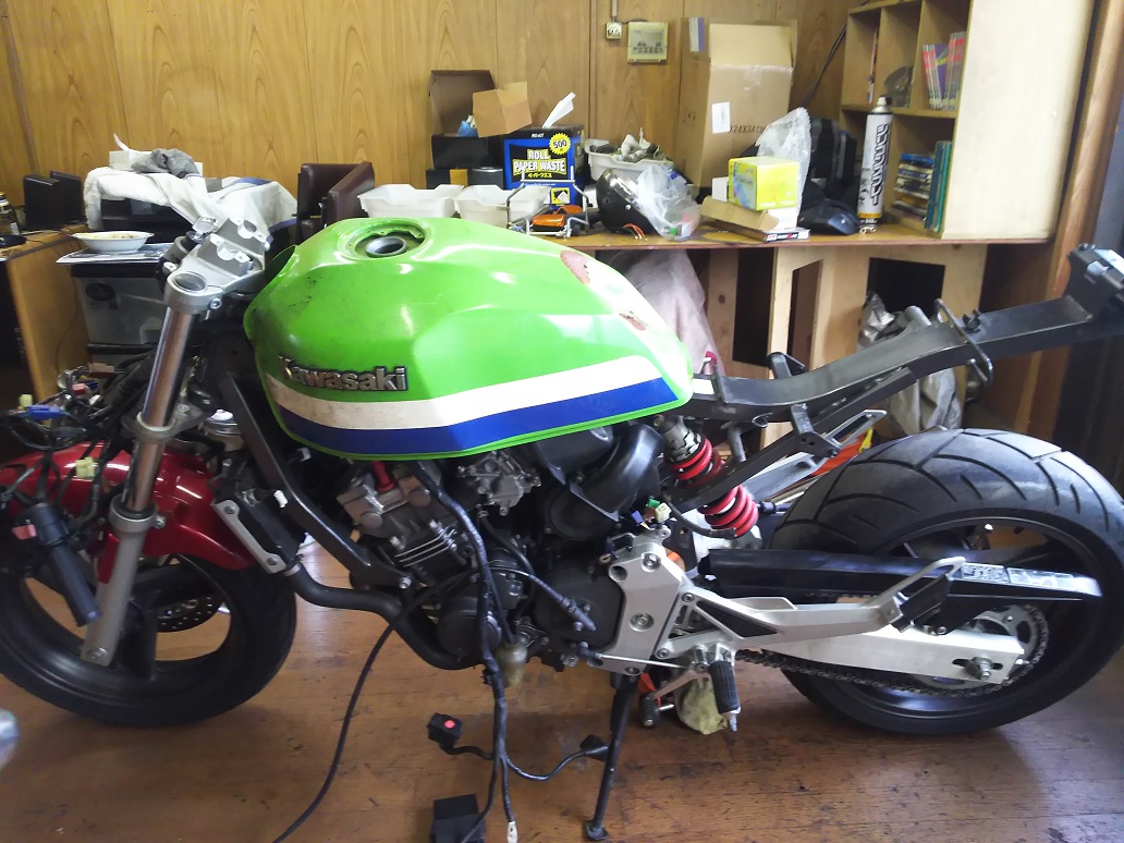 ホーネット250 カフェレーサーカスタム その3 タンク流用・マウント