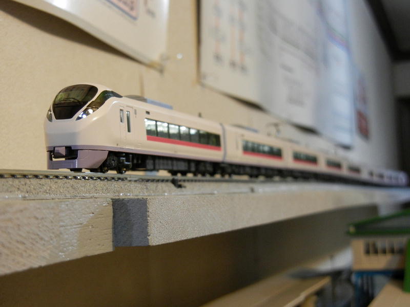 E657系室内灯にフィルターを追加し、651系は電球のまま。 - 鉄道が好き