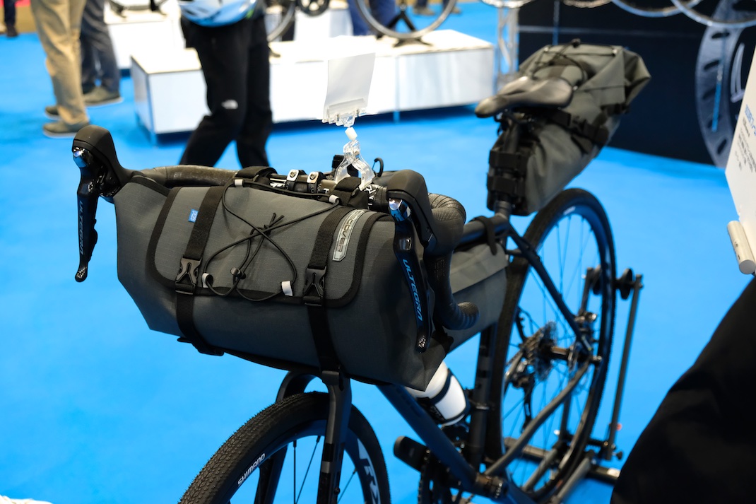 シマノがバイクパッキング製品に本腰を入れる。PROにDISCOVERという