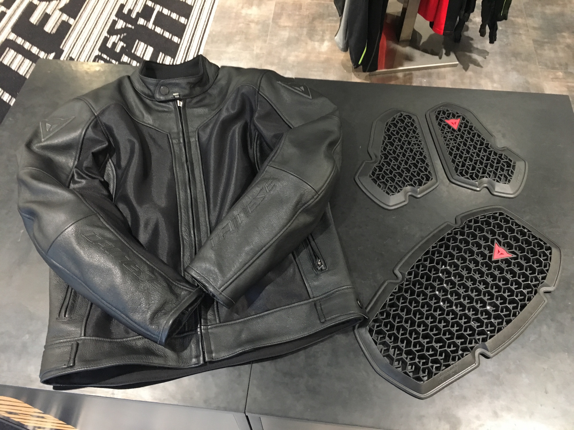 メッシュ×レザーのハイブリットジャケットのご紹介