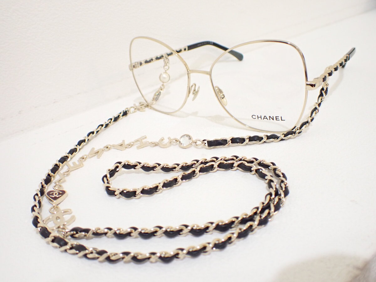 CHANEL（シャネル)のチェーン×バタフライフレーム｜「2205Q