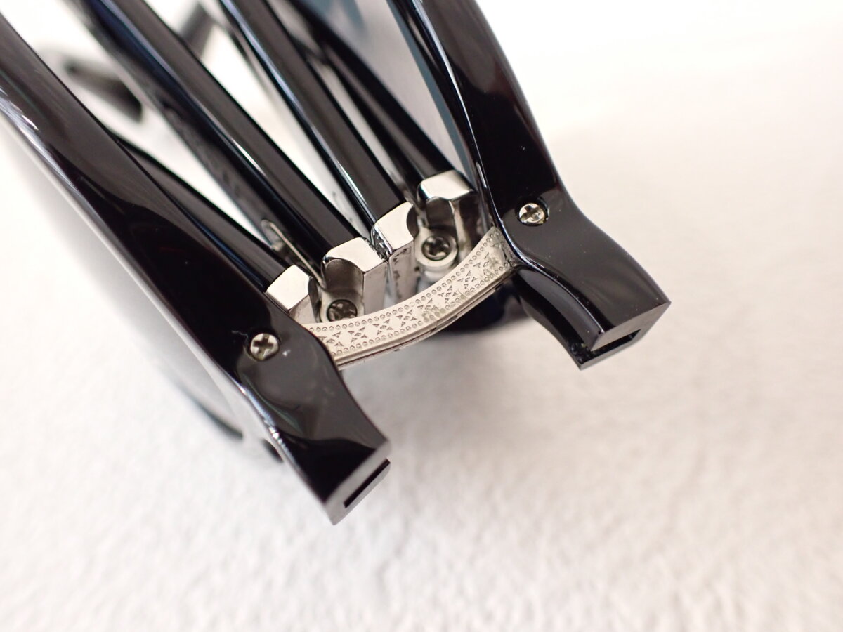 名作モデルのフォールディング(折りたたみ)｜オリバーピープルズ