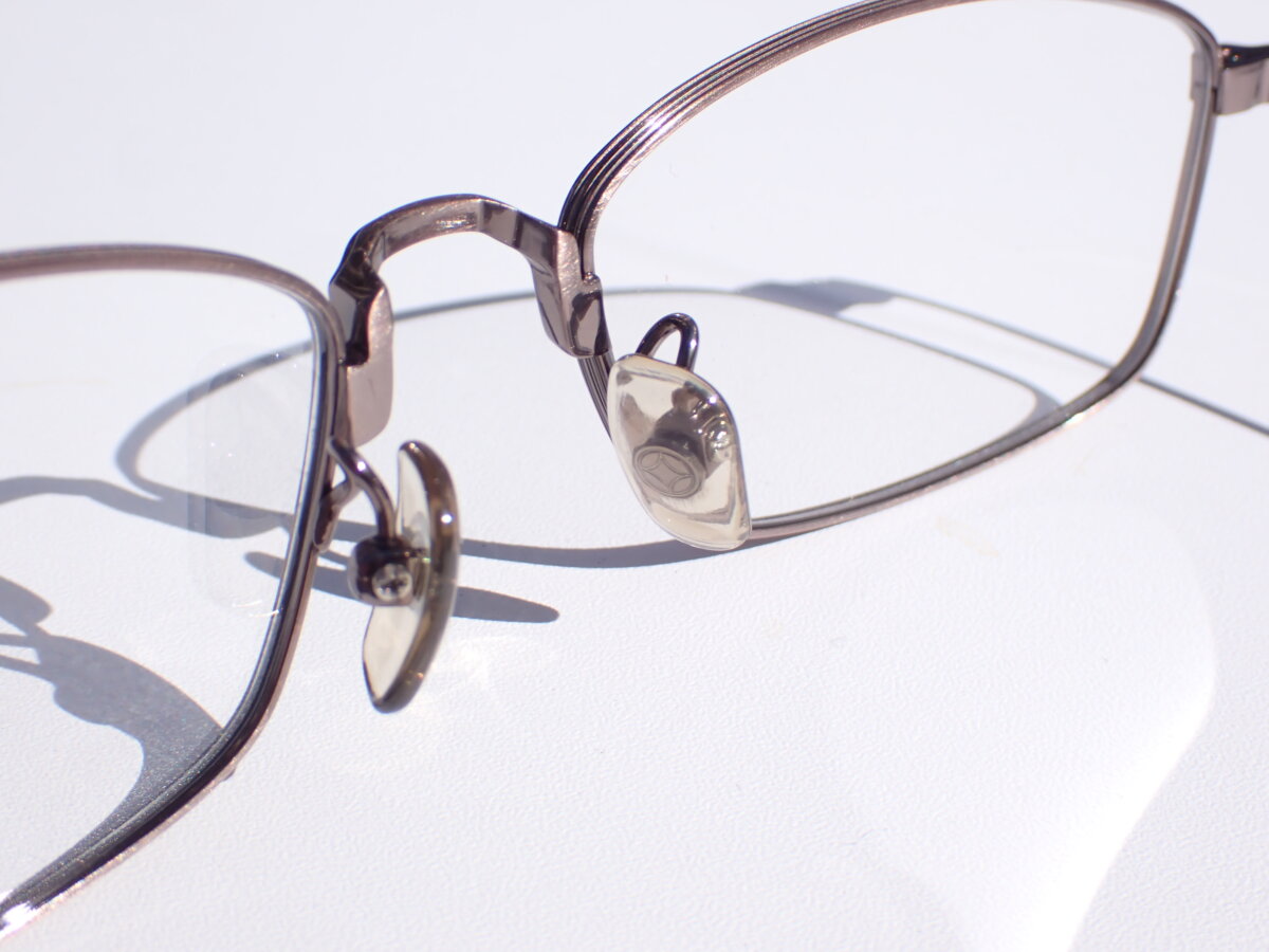 優しい印象のメタルスクエアフレーム｜999.9(フォーナインズ) 「S-627T