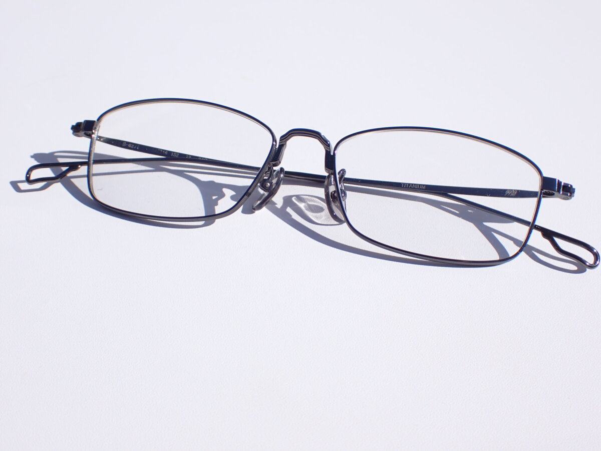 優しい印象のメタルスクエアフレーム｜999.9(フォーナインズ) 「S-627T