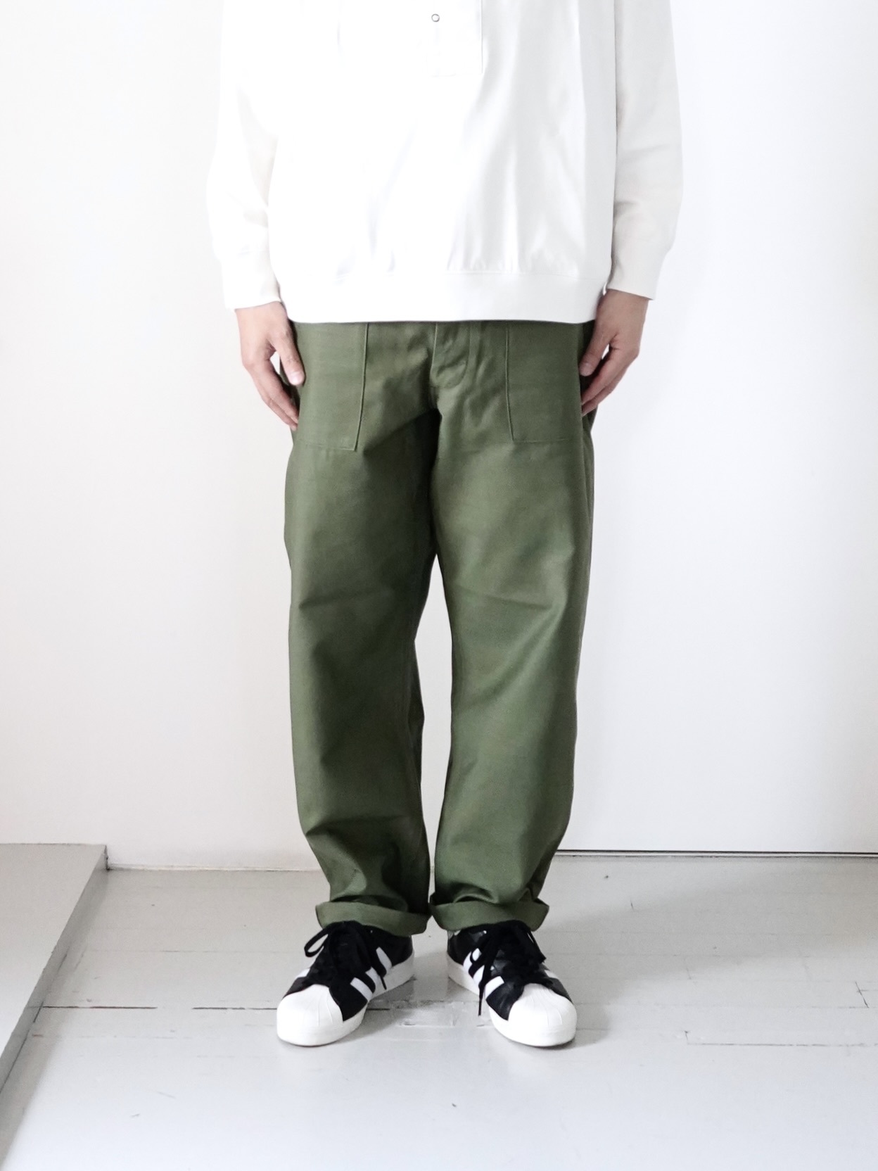 CIOTA」(シオタ)スビンコットン ムラ糸バックサテン ベイカーパンツ