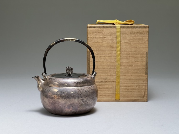 LOT 471 北村靜香南鐐一塊打出鐵之手重餅形壺（共箱）