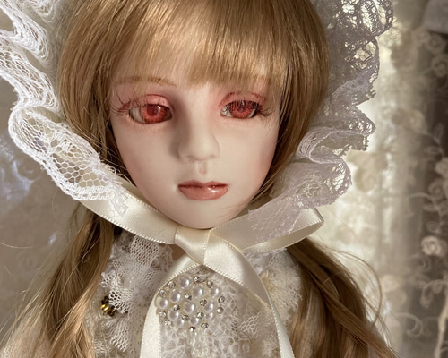 創作ビスクドール レッドアイの白いアンティーク調ロングドレスの