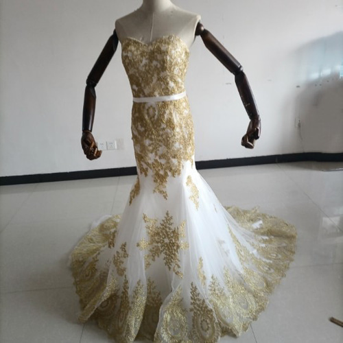 華やか ゴールドドレス 花柄のモチーフのシャンパン色の刺繍が美し