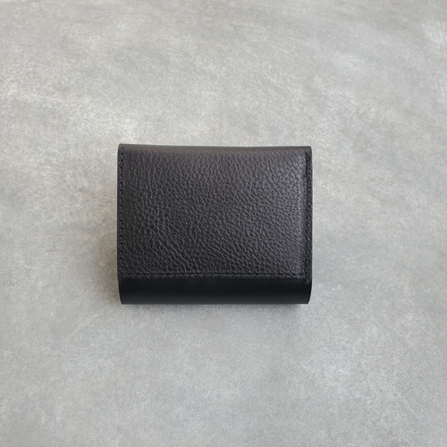 ◇ 心惹かれるゴールド金具と2種のブラックレザーの三つ折りウォレット