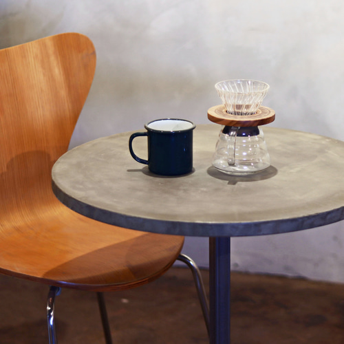 薄塗りモルタル｜ライトグレー｜丸｜円形｜カフェテーブル｜サイド