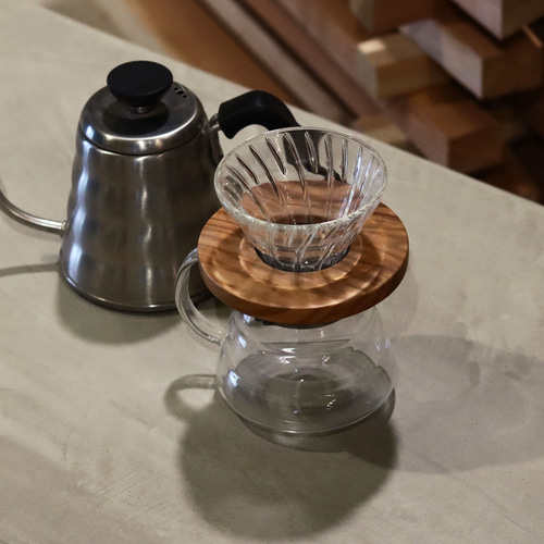 デスク｜ライトグレー｜パソコンデスク｜薄塗りモルタル｜三角脚