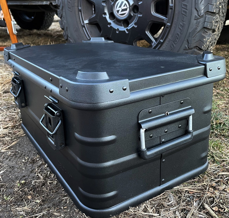 DELTA/MTの「アルミコンテナ」シリーズに限定カラーブラックが登場