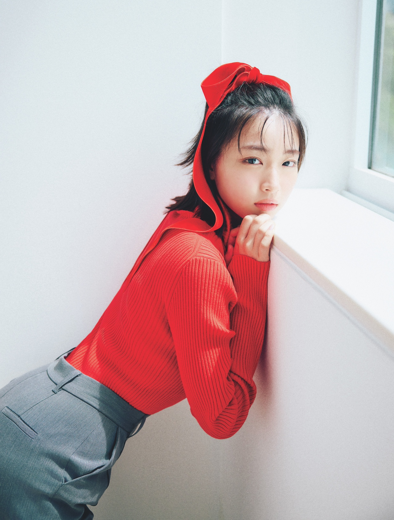 日向坂46 5期生・大野愛実がカラフルな色をまとってCanCam初登場