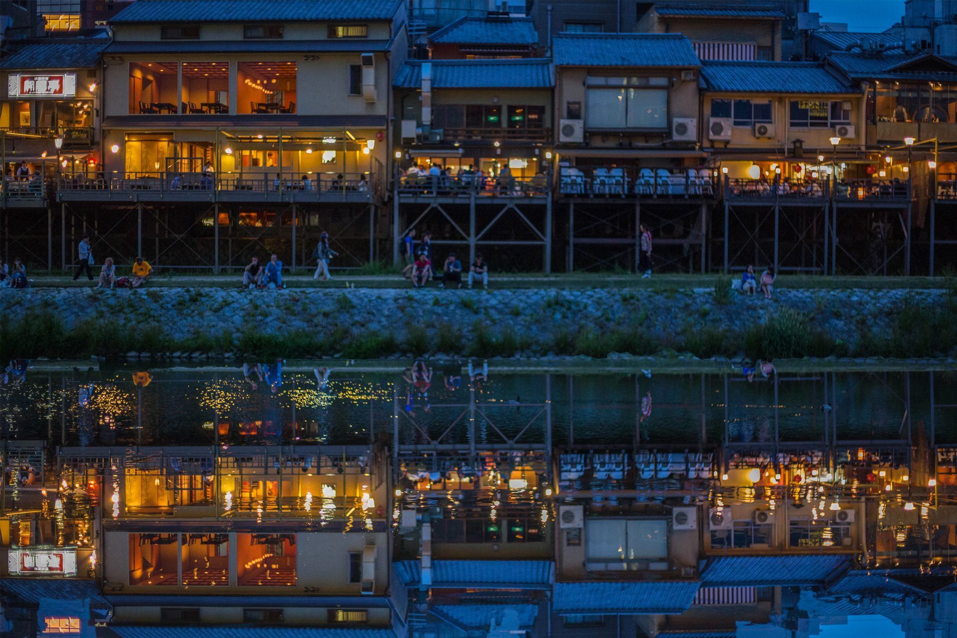 夏の風物詩「鴨川納涼床」|caedeKyoto[カエデ京都] 紅葉と伝統美を