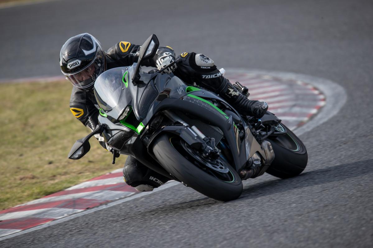♯2 「これなら思い切って攻めても大丈夫」Ninja ZX-10R SEは、安心を
