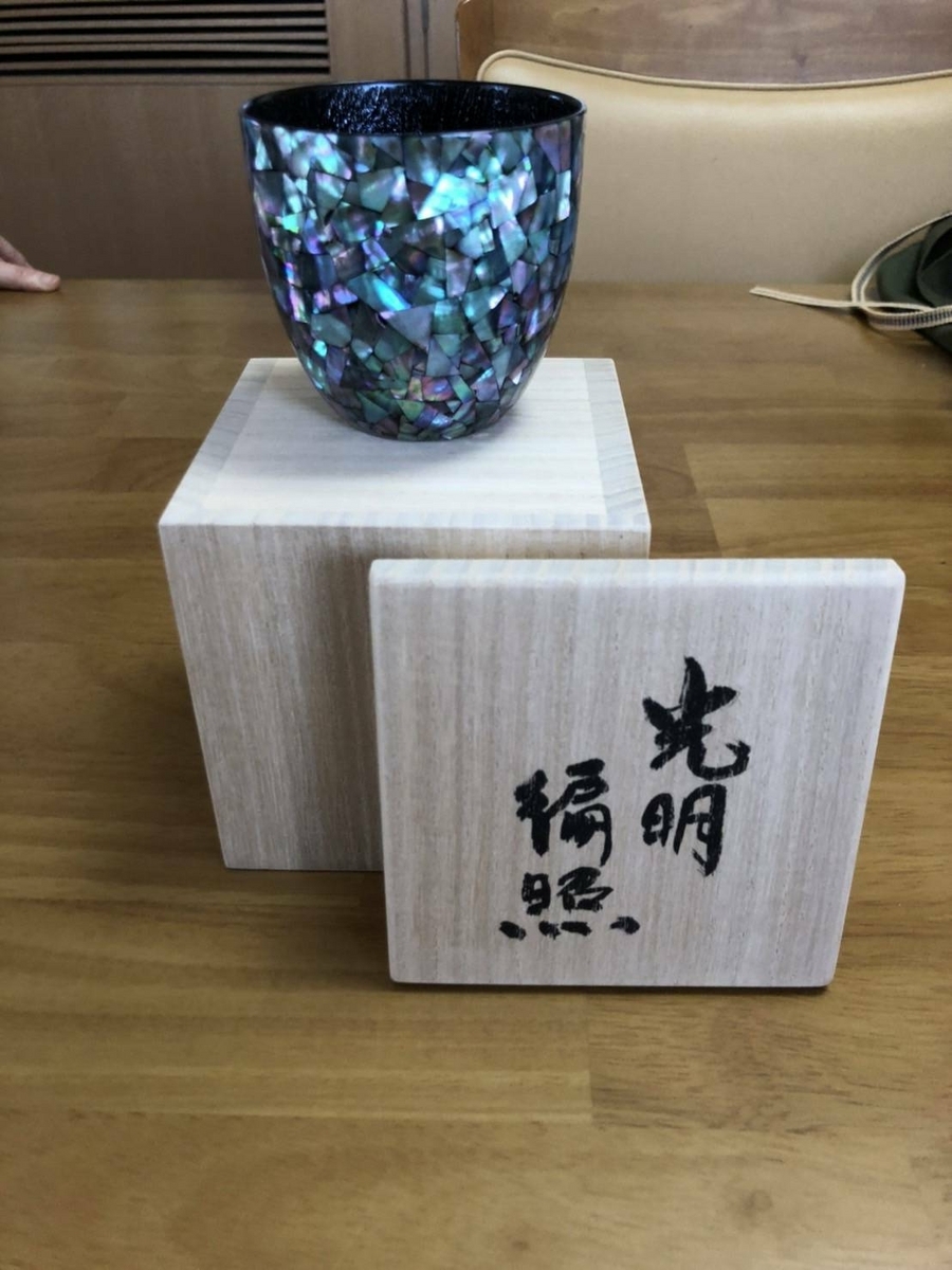 螺鈿のワークショップのために作家の清水誉史雄さんに作品を見せて