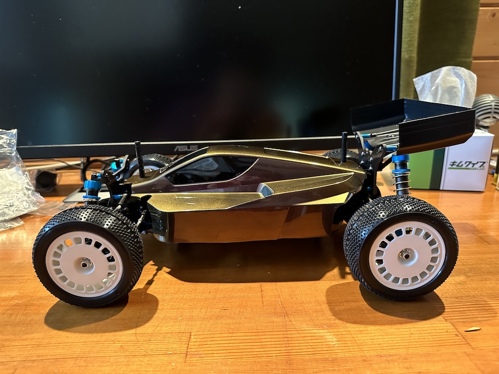 RCカー】ビッグウイング付TT-02BRネオスコーチャー（偏光カラー）の