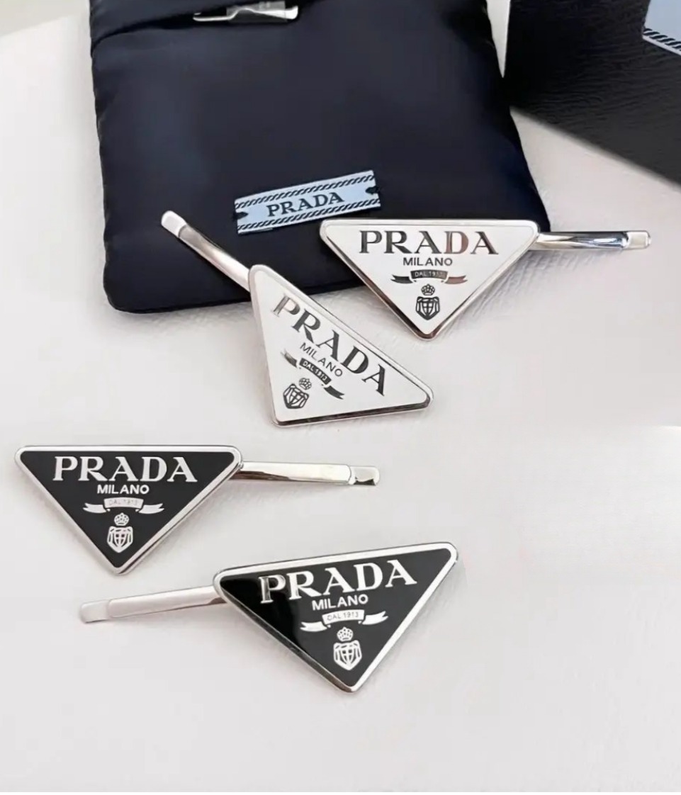PRADA】プラダ 人気 ロゴ メタル ヘアクリップ ヘアピン (PRADA/ヘア